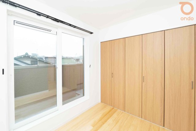 【ondo建物プラン例／洋室】窓からの光と、整う収納。心と部屋が同時に整う、そんな一室です。