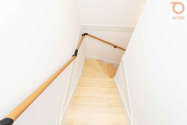 【ondo建物プラン例／階段】上下階をつなぐだけじゃなく、暮らしのリズムをつくる場所。そんな存在感のある階段です。