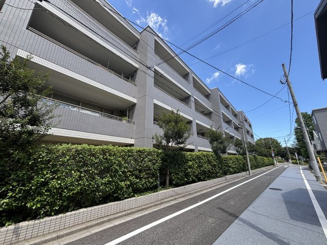 南側の外観写真です。逆梁アウトフレーム工法採用の低層マンション。お部屋は最上階です。　