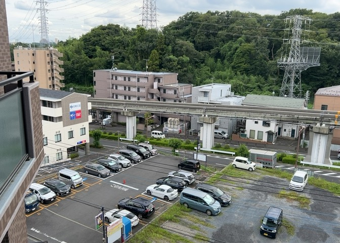 7階部分の角住戸から見渡す開放的な眺望が魅力です。周囲に遮るものがなく、心地よい風と陽光を存分に感じられます。移り変わる四季の景色を眺めながら、ゆとりある暮らしを満喫できる贅沢な環境です。