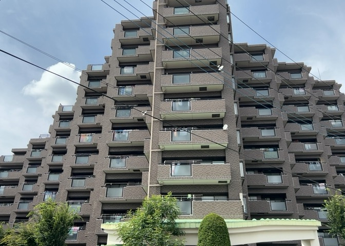 中央大学・明星大学駅徒歩3分の好立地。敷地内には月額9000円で利用可能な駐車場もございます。日当たりや周辺の交通量など、暮らしに関わる住環境をぜひ現地で見学して確かめてみてください。