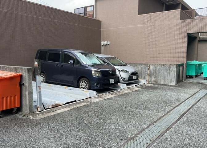 敷地内には月額9000円でご利用いただける駐車場がございます。平面および自走式タイプとなっており、お車の駐車や出し入れもスムーズです。空き状況の詳細は担当者までお気軽にお問い合わせください。
