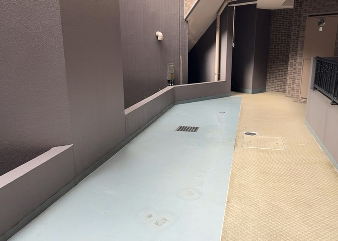 敷地内には居住者専用の駐輪場・バイク置場が整備されています。駅から徒歩3分の好立地ですが、自転車があれば近隣施設への移動もさらに快適。空き状況や利用条件は事前にお確かめいただけます。