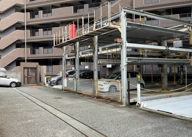 車出しがしやすい敷地内自走式駐車場です。建物までの移動がスムーズで雨の日のお買い物や大きな荷物の運び出しにも大変便利。お持ちのお車のサイズに適しているか、現地見学時にご確認いただけます。