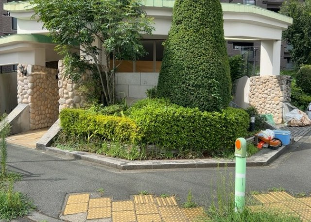 敷地内の植栽スペースや周囲の緑豊かな環境は、毎日の暮らしに潤いを与えてくれます。閑静な住宅街に位置しており、静かで落ち着いた住環境が保たれています。自然の恵みを感じながら過ごせる物件です。