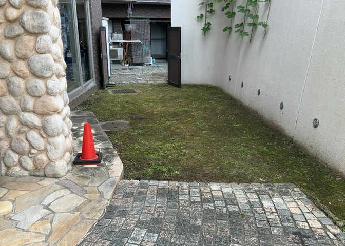 共用部の敷地には整えられた緑があり、住まう方に癒やしの空間を提供します。清掃が行き届いた管理体制のもと、清潔感が保たれているのもポイントです。築年数を感じさせない丁寧な維持管理が魅力です。