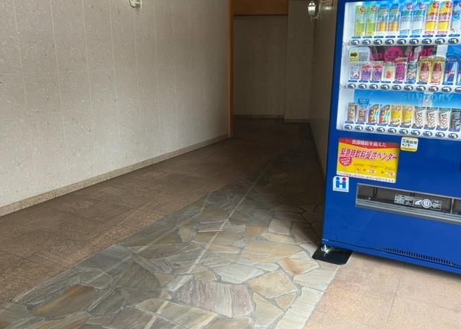 ゆったりと過ごせる共用スペースは、住民同士の交流やちょっとした歓談の場として利用できます。日勤の管理体制により常に美しく保たれており、落ち着いた雰囲気の中で快適な時間を過ごすことが可能です。