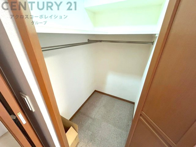 収納力が高く洋服や小物を整理しやすく、更衣室のように使え、部屋がすっきり保てます。収納の配置を自由に調整でき、換気性が良く防湿・防虫対策も可能。快適で機能的な生活空間を実現できます♪
