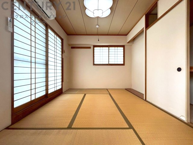 リビング横の和室スペースはリビングと続きで利用してもデザイン性のとれる洋風和室になります。やっぱり一室は欲しい和室は客間や小さなお子様の寝かせ付けなどにも便利です。