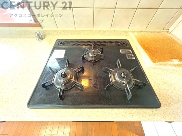 多数の調理器具を同時に使用でき、料理の効率化が可能。省エネで節約になり、様々な料理スタイルに適応できます。また、火力調整が独立しており、手入れや掃除もしやすく、今よりもっとお料理が楽しくなるかも。