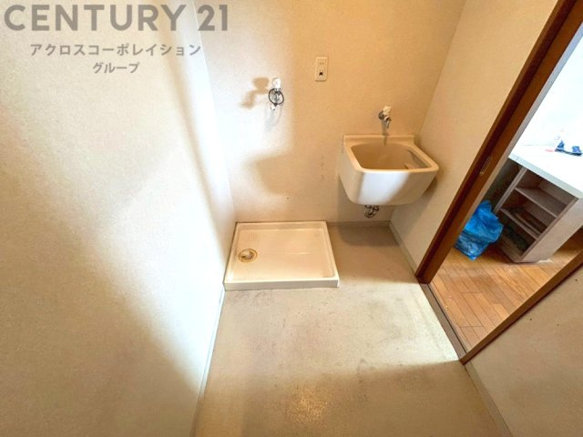 洗濯物の仕分け作業がしやすく、整理整頓が容易になります。洗濯音や湿気を他の部屋に持ち込まず、生活環境を快適に保ちます。上部を活用すれば収納スペースを確保でき洗剤や洗濯用品の整理もしやすくなります。