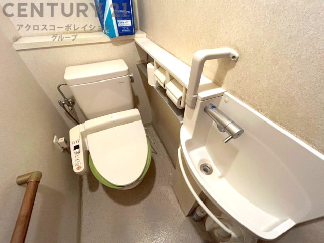 温水洗浄便座付トイレは温水洗浄機能により、暖かい水でおしりを洗浄することができ、冷たい水を使う従来の便座に比べ、温水洗浄機能で暖かいトイレを提供し、快適な使用を可能にします。