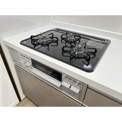 三口コンロに勝手口付きで、機能性と家事ラクを両立◎