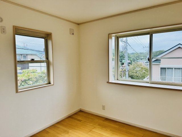 ～2階5.0帖の洋室　出窓付き、2面採光で明るく風通しの良いお部屋です～