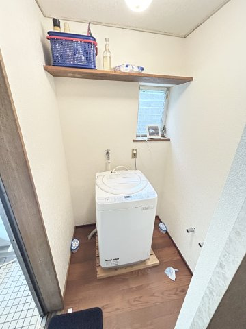 室内洗濯機置き場もあり、使い勝手も良好でございます。