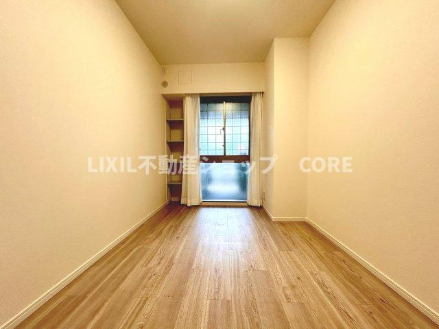 床材や建具は家具にも合わせやすい落ち着いた色合いになっております。