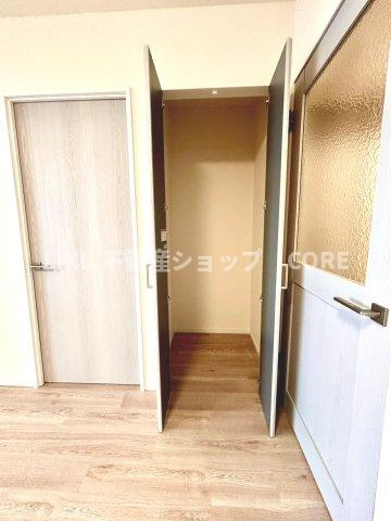奥行きもあるので、収納ボックスをそのままクローゼットの中へ。部屋にものが出ずスッキリ。