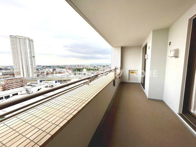 洗濯物が多い家族でも安心のワイドタイプのバルコニー採用！洗濯物も乾きやすいと思います。
