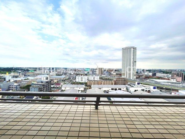 開放感いっぱいの眺望と共に光と風を享受するバルコニー。景観を眺めることができます。