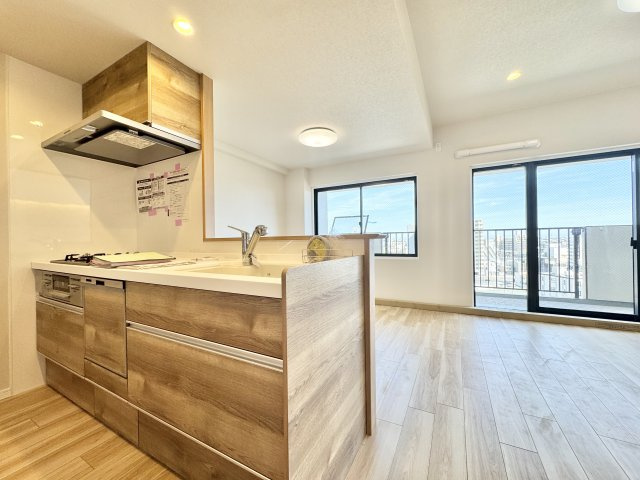 木目を活かした欧風調のキッチンです。