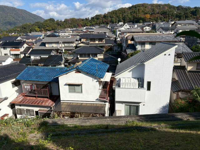 敷地を上から見下ろした位置からの風景で、周囲に広がる住宅地の様子が一望できます。周囲の住宅も整っており、落ち着いた雰囲気のエリアで、通風や採光を取り入れやすい環境が魅力となっています。