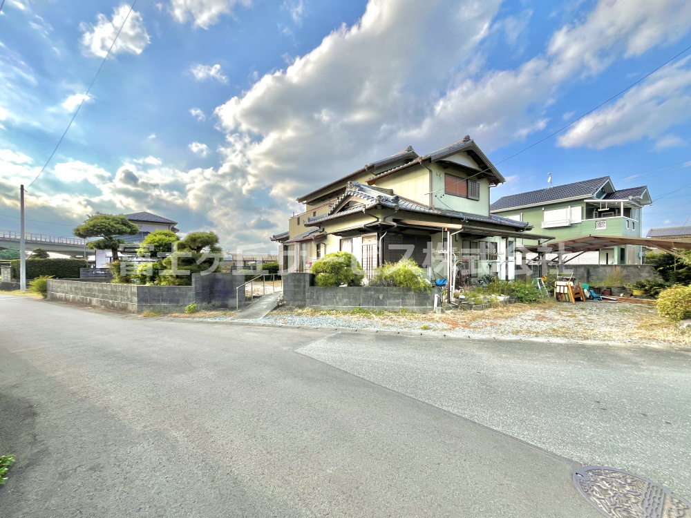 前面道路含む現地写真です