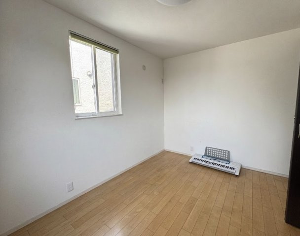 シンプルで使い勝手の良い洋室は寝室や子ども部屋ワークスペースとしても柔軟に活用可能。窓から自然光が差し込み明るく快適な空間を演出します。家具の配置がしやすい整形の間取りでレイアウトが楽しめる一室です。