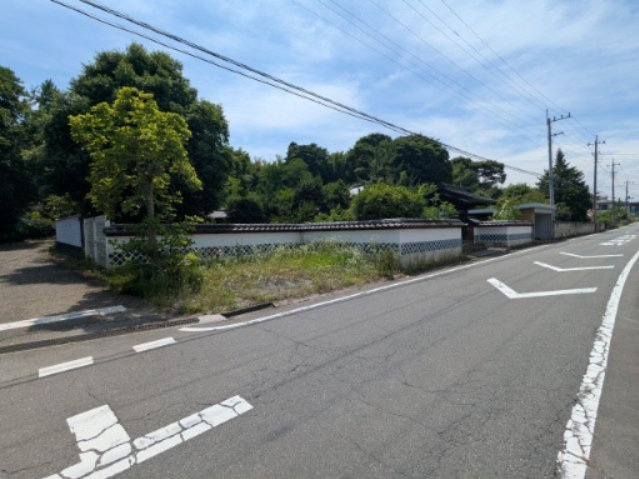緑の木々と風格ある塀に囲まれた邸宅。前面道路も幅広く整っており、落ち着いた環境で生活いただけます