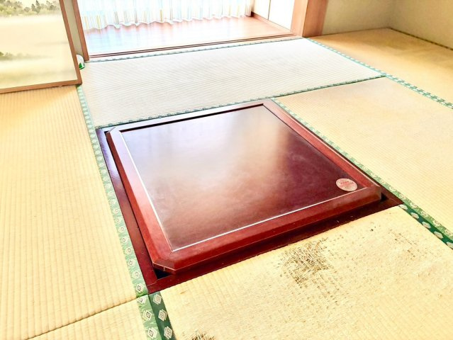 4.5畳の和室にあるほりごたつ♪