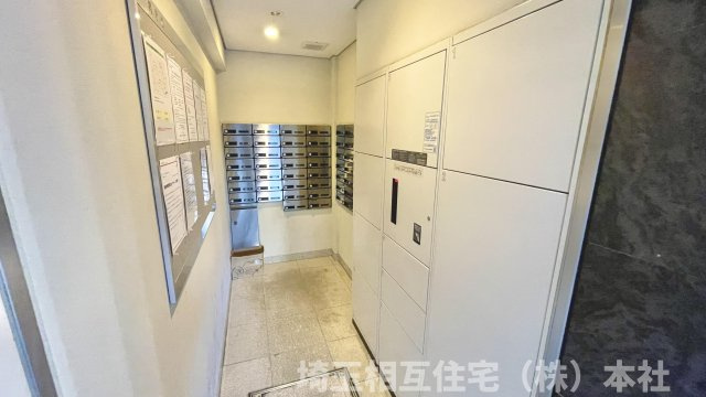 非対面で受け取れる宅配ボックス付きで、留守中の荷物受け取りも安心