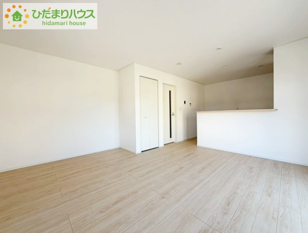 お子様が元気に遊べる広々としたリビングです。