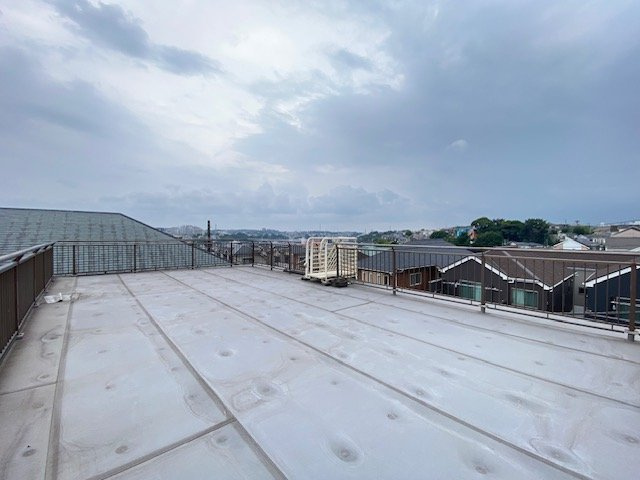 屋上から街を一望する開放的な眺望をぜひ実際にご覧になって下さい。