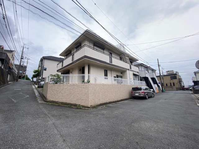たっぷりの陽射しを確保する2面採光のお部屋、角地の開放感！ぜひ実際にご覧になって下さい。