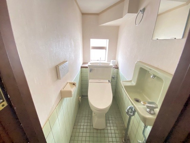 2階トイレには手洗いスペース付きです。