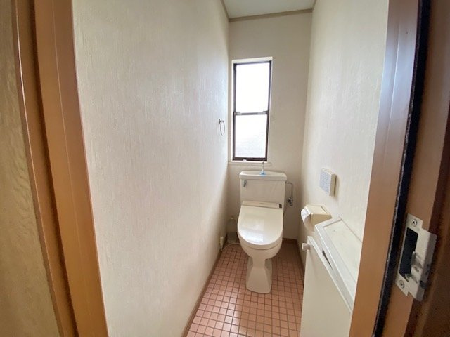1階トイレ。温水洗浄便座のトイレ設備です。奥行きの有るゆったりしたスペースのトイレ空間です。