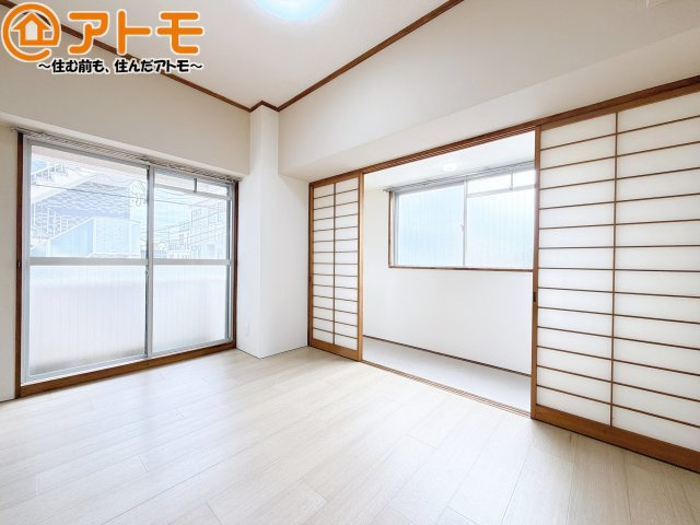 バルコニーに面したお部屋なので、布団などの大きなものも楽々干せます♪