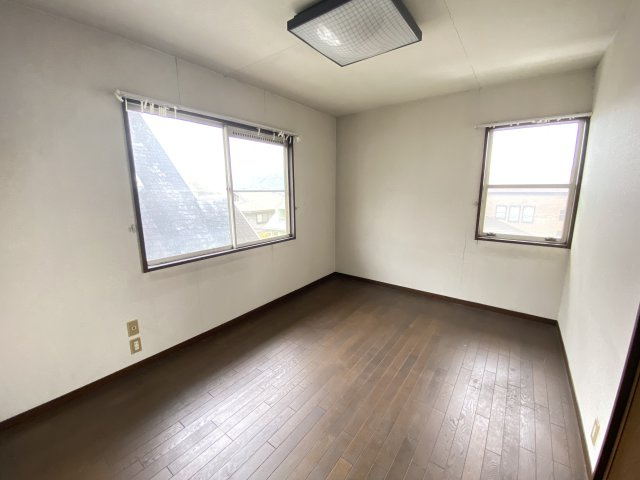 大きな掃き出し窓と腰高窓のある洋室は、開放感があり自然光をしっかり取り込める明るい空間。バルコニーへのアクセスも良好で、室内干しや換気にも便利です。収納も完備され、機能的な居住空間が整っています。