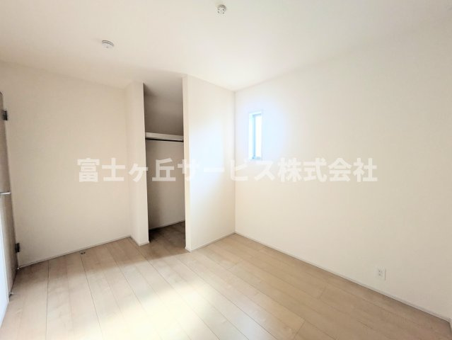 リビング横の洋室です