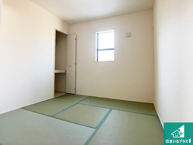 一室あると便利な和室は客間としてだけでなく、小さなお子様のプレイルームや食後のくつろぎスペースとしてもご利用いただけます。収納もついていますので大活躍間違いなし！