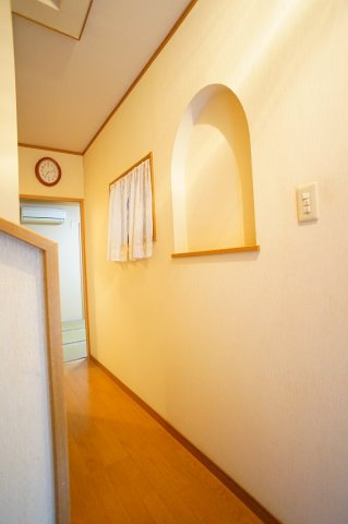 玄関入ってすぐにニッチ（飾り棚）があります♪飾る絵や写真などによって雰囲気がかわりますね☆　