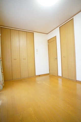 「3階、洋室8.2帖」ミニバルコニーとたっぷりの収納があります♪　
