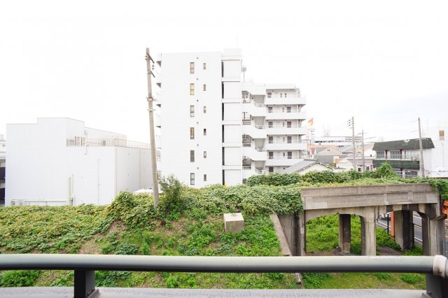 西側ミニバルコニーからの眺望です☆前面に建物がなく日当り・通風良好です！　