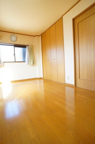 「3階、洋室6.7帖」バルコニーとたっぷりの収納、屋根裏収納も付いています♪　