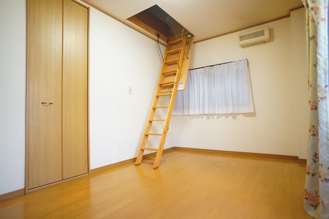 「3階、洋室6.7帖」バルコニーとたぷりの収納、屋根裏収納も付いています♪　