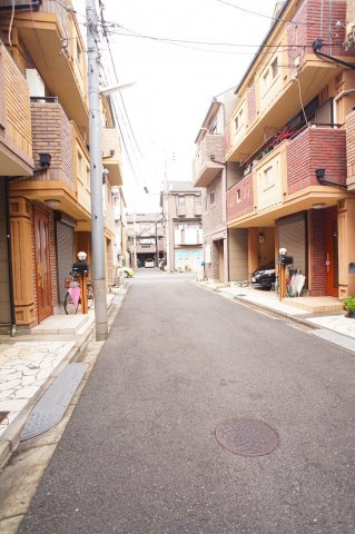 前面道路は分譲地の生活道路ですので交通量も少なく、小さなお子様がいる世帯には安心の立地です♪　
