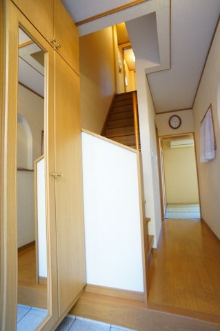 ミラー付きのシューズボックス付いています☆