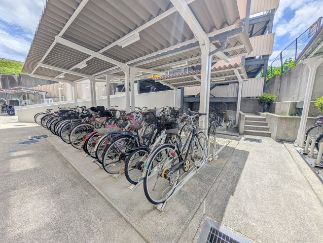 屋根付き駐輪場使用料無料♪