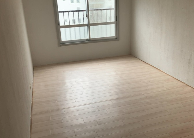 洋室のメリットは重い家具が置きやすく、身の回りが整理しやすいことです。　床がフローリングのため畳とは異なり凹みにくいです。　クローゼットなど収納が豊富で、普段使わない旅行カバンや服の整頓も簡単にです。