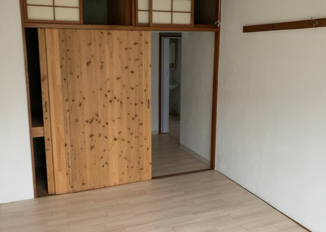 寝室でゆっくりと過ごすためにはベッド周りの適度な空間を担保することや窓の位置、照明の明るさ、寝室の広さなどを考える必要があります。自身や家族の構成とライフスタイルに併せて寝室にする部屋を選びましょう！