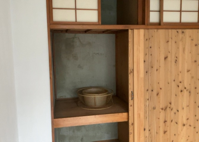 デザイン性を重視しすぎて収納が少なかった！なんてことにならないため、事前に現地で収納の数を確認しておくことをお勧めします。クローゼット以外にも床下収納や屋根裏収納、パントリーなどもチェックしましょう。